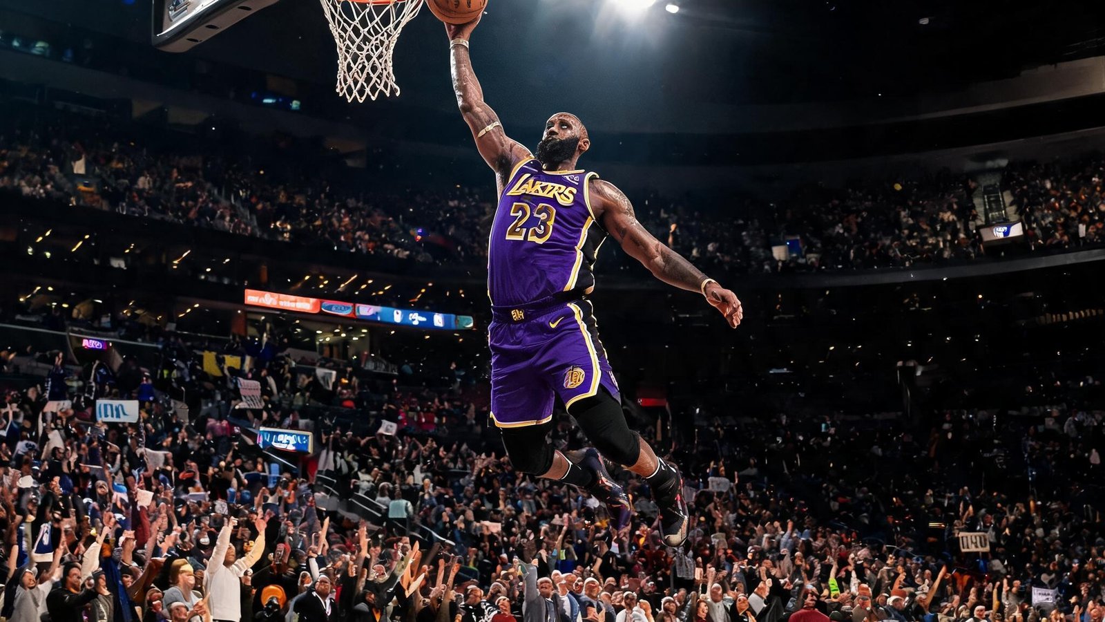 NBA季后赛激烈对抗，球员飞身扣篮，场馆内灯光聚焦，观众欢呼